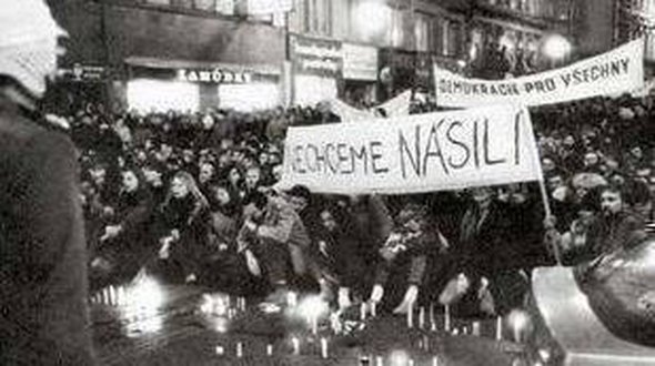 438003_import-17-november-1989-komunizmus-den-studentov-nezna-revolucia-17-11-17november-den-studentov-nezna-revolucia-crop