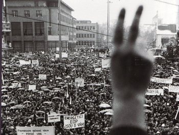 1989_17listopad_sametova__revoluce_pce__ilustracni_denik_clanek_solo